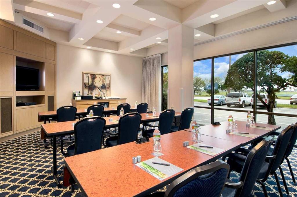 Doubletree By Hilton Hotel Houston Hobby Airport Facilities photo